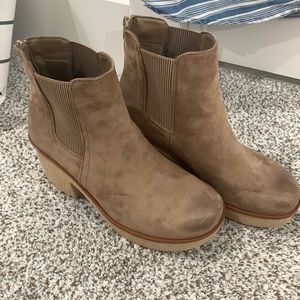 Never worn womens 8.5 boots